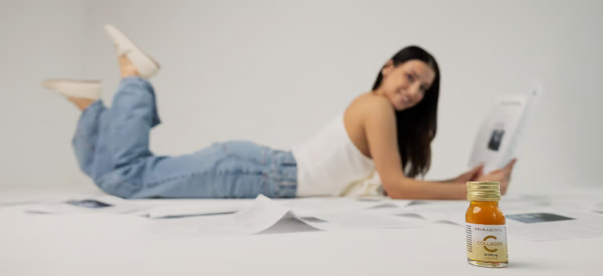 Una bottiglietta di collagene e, sullo sfondo, una donna sorridente che legge il giornale sdraiata.