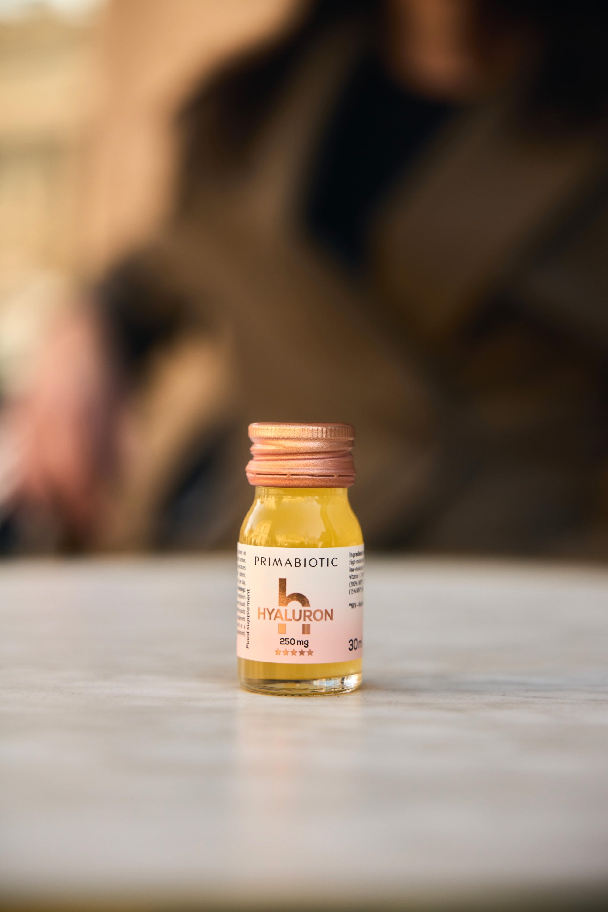 flaconcino di Primabiotic Hyaluron 250 mg posato su un tavolo
