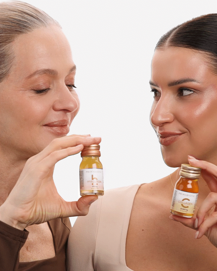 donna giovane e donna matura tengono in mano flaconcini Primabiotic Collagen e Hyaluron sorridendo alla fotocamera