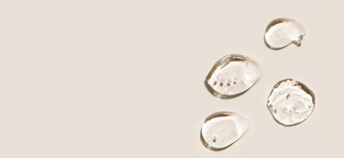 La foto mostra l'Acido Ialuronico su uno sfondo beige.