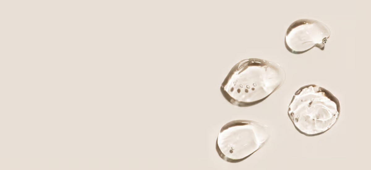 La foto mostra l'Acido Ialuronico su uno sfondo beige.