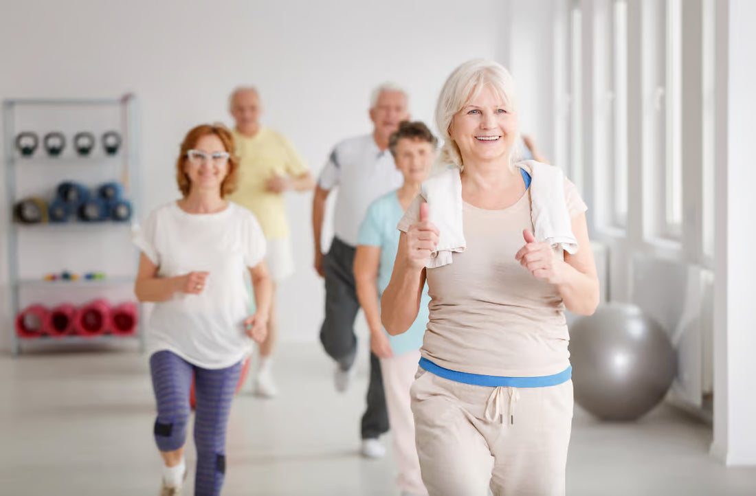Anziani sorridenti che si esercitano in un corso di stretching.