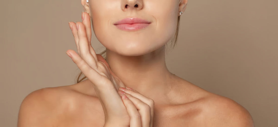Una donna con la pelle del viso liscia e tesa si tocca la guancia, sottolineando l'effetto del collagene.