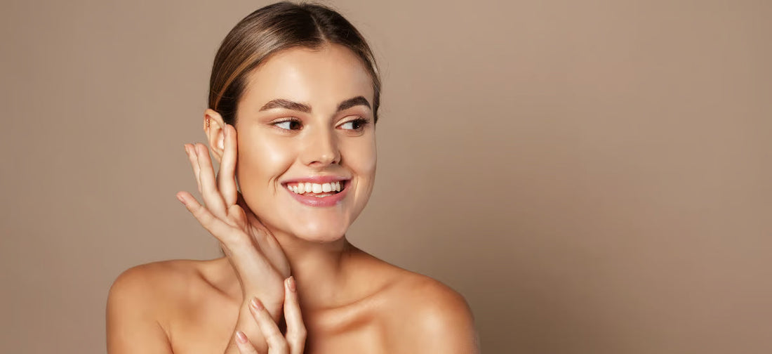 Donna giovane con pelle luminosa che sorride, mostrando l’effetto glow naturale dopo cura della pelle e integrazione al collagene Primabiotic.