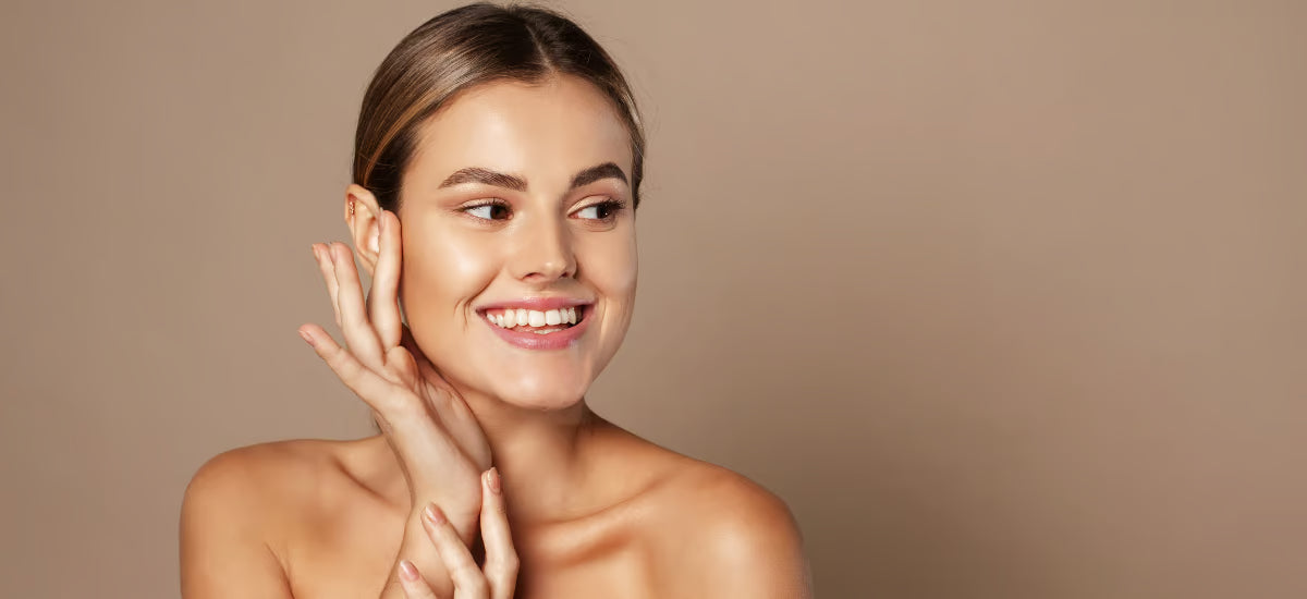 Donna giovane con pelle luminosa che sorride, mostrando l’effetto glow naturale dopo cura della pelle e integrazione al collagene Primabiotic.