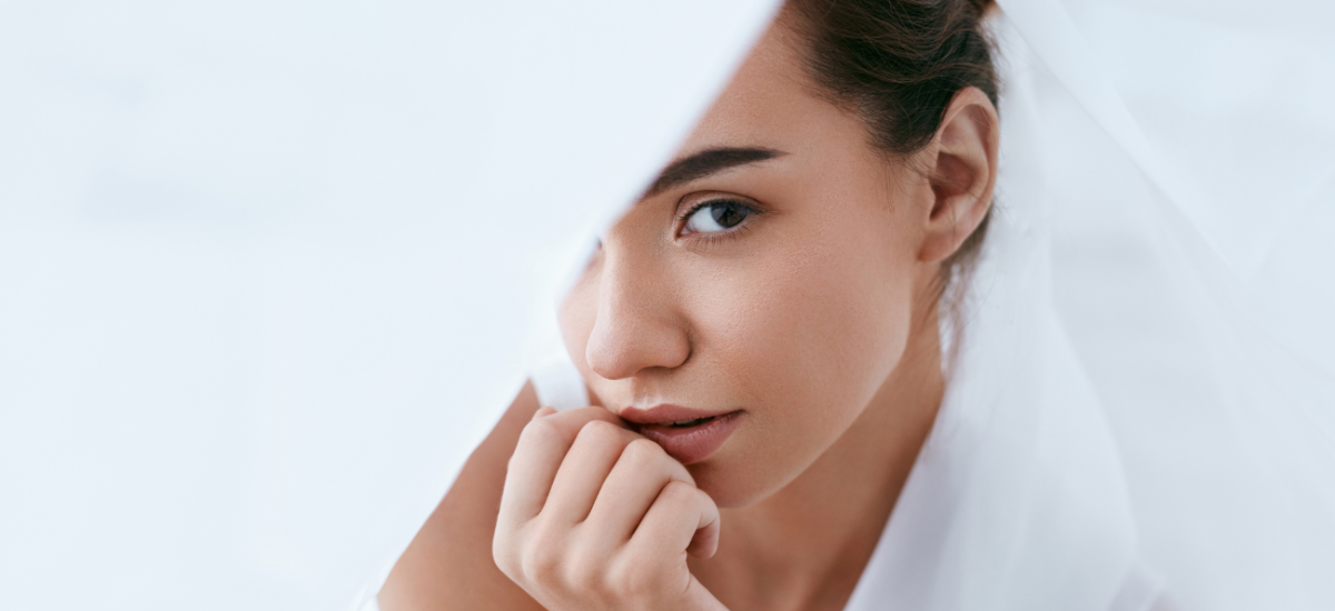 giovane donna dai capelli castani con pelle liscia e luminosa dopo l’uso di Primabiotic Collagen