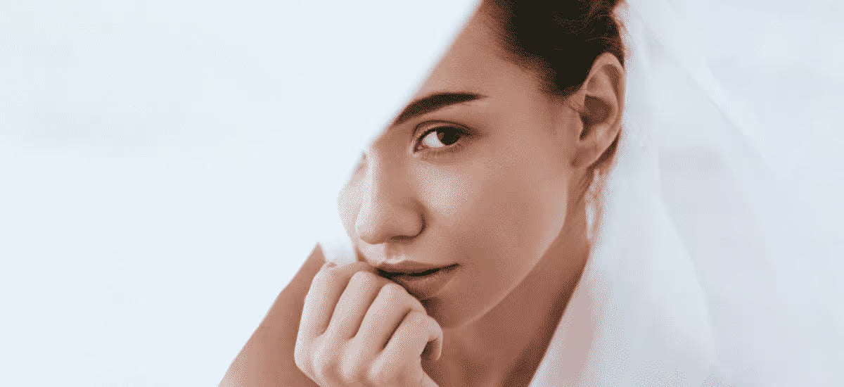 Una donna che guarda Noi avvolti in un panno bianco.