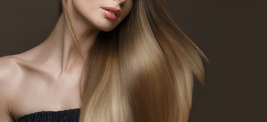 Donna con lunghi capelli lisci biondo-castani che scendono sulla spalla