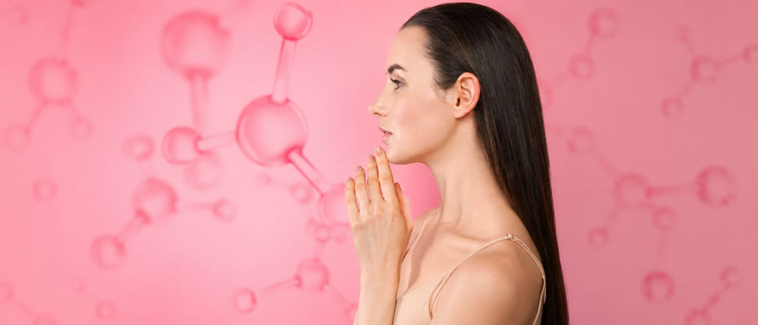 Giovane donna dai capelli scuri che mostra una pelle luminosa e senza rughe dopo l'assunzione dell'integratore di collagene Primabiotic, su uno sfondo con molecole di collagene.