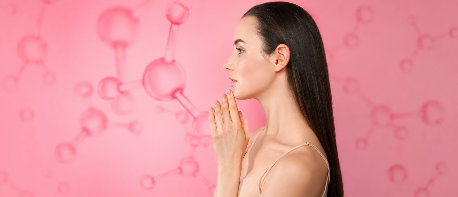 Giovane donna dai capelli scuri che mostra una pelle luminosa e senza rughe dopo l'assunzione dell'integratore di collagene Primabiotic, su uno sfondo con molecole di collagene.