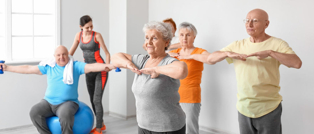 Anziani sorridenti si allenano in palestra dopo aver assunto collagene da bere per le articolazioni
