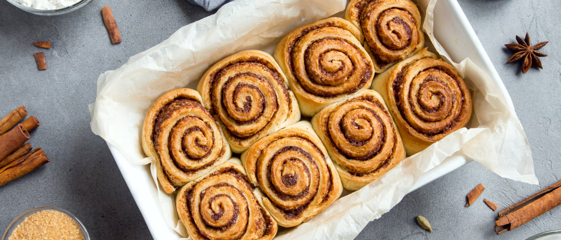 Girelle alla cannella appena sfornate in una teglia