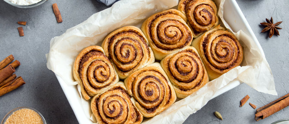 Girelle alla cannella appena sfornate in una teglia