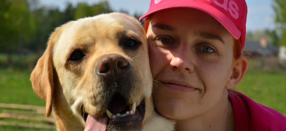 donna sorridente con un cane labrador accanto a lei|ferita sul dito prima dell'integrazione di collagene primabiotic|donna con tanti nuovi capelli babyhair|||||confronto della lunghezza dei capelli in una donna bionda tra marzo e giugno