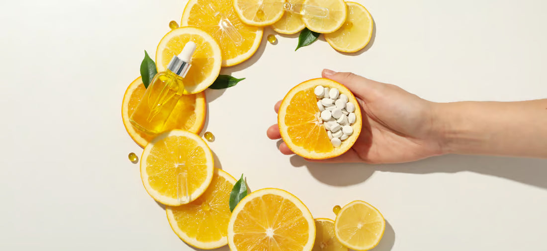 Frutta disposta a “C” con una mano tesa con frutta e compresse.