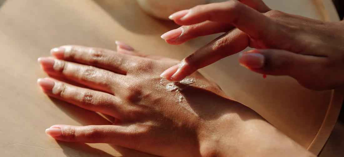 Crema applicata sulle mani