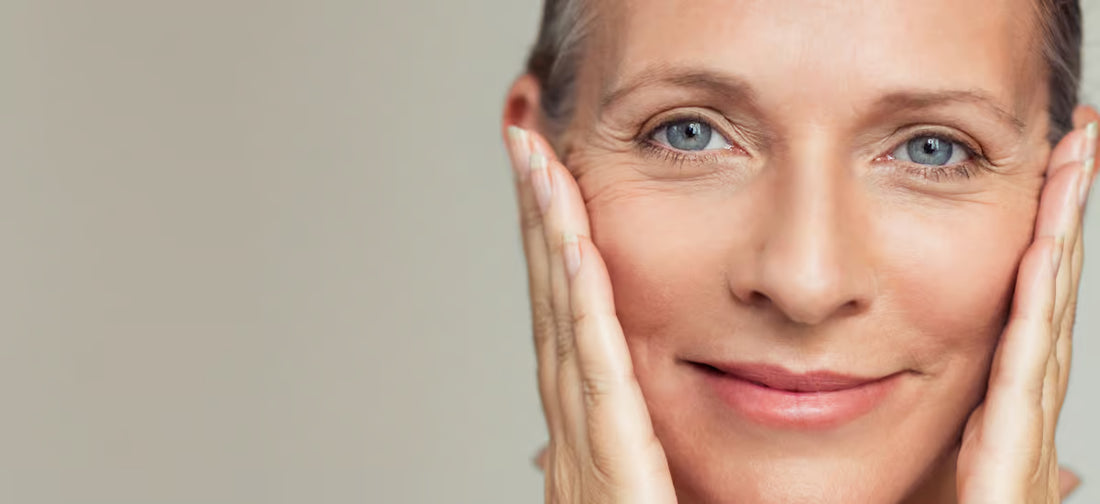 Donna anziana si tiene il viso con entrambe le mani