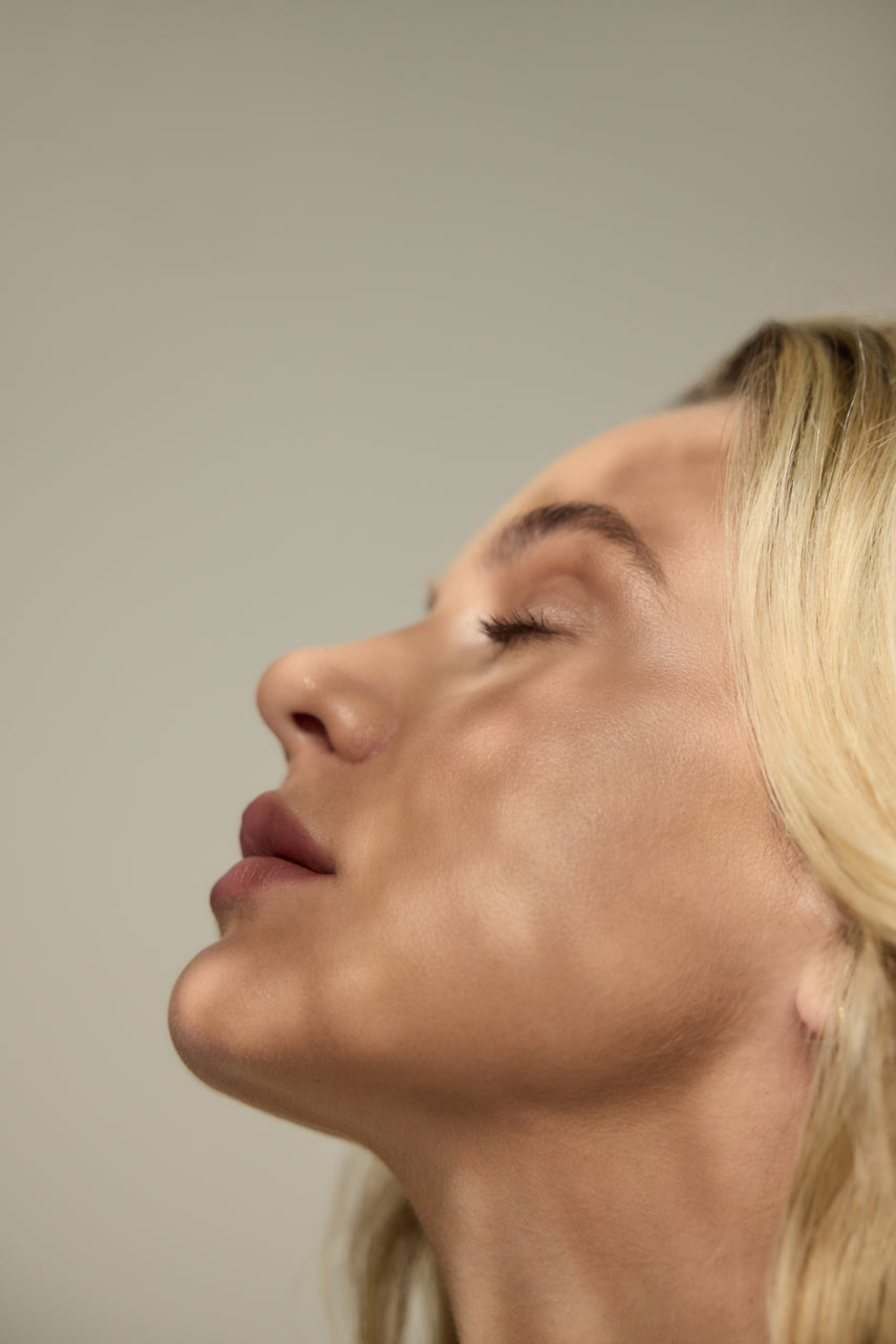 primo piano del viso di donna con pelle curata e luminosa dopo aver bevuto collagene Primabiotic