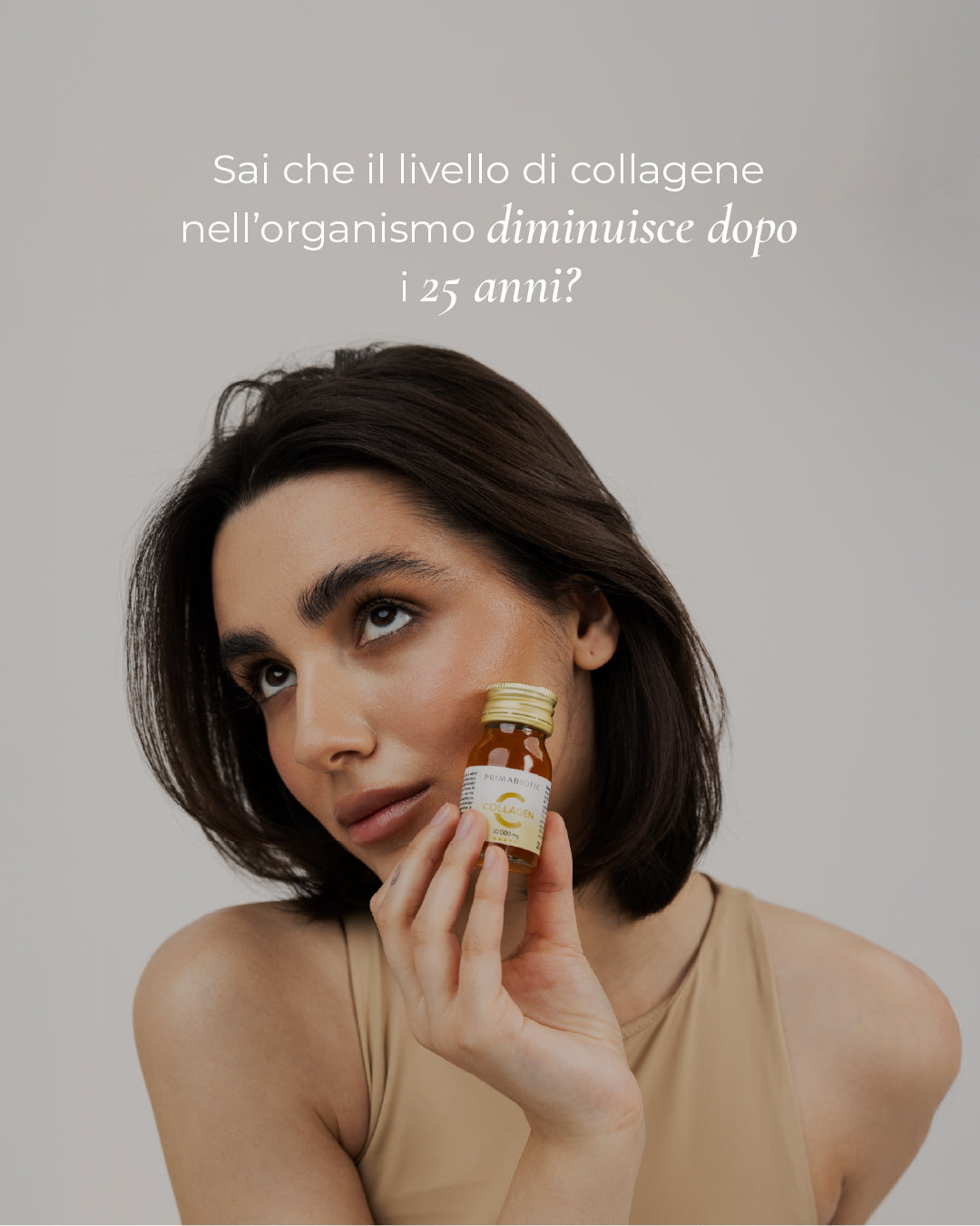 donna mora con flaconcino Primabiotic Collagen e scritta Sai che il livello di collagene nell’organismo diminuisce dopo i 25 anni