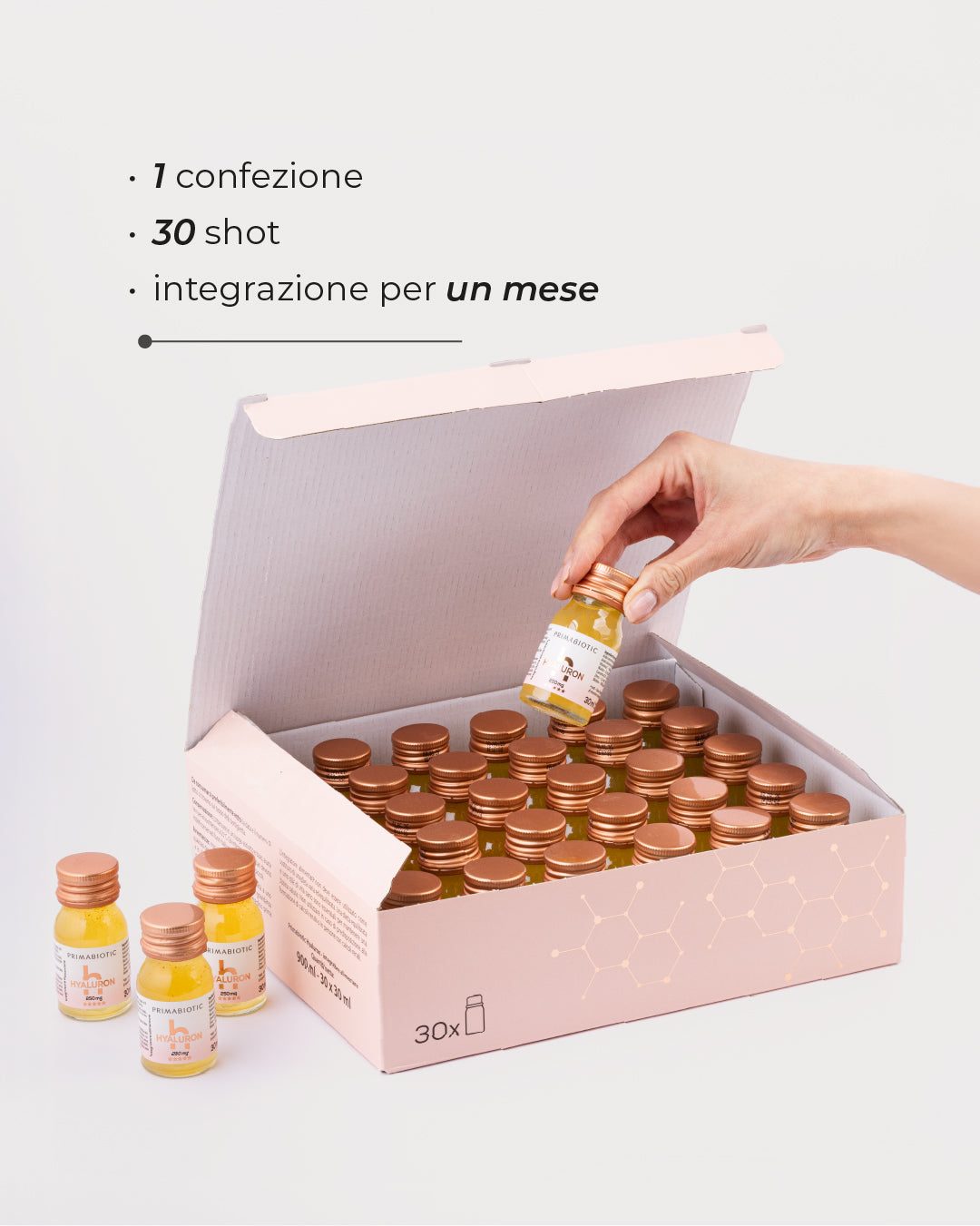 confezione da 30 shot di Primabiotic Hyaluron per un mese di integrazione con mano che prende un flaconcino