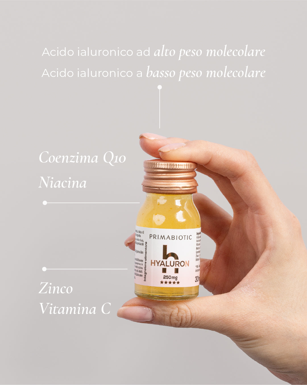 mano tiene flaconcino Primabiotic Hyaluron 250 mg con acido ialuronico alto e basso peso molecolare coenzima Q10 niacina zinco vitamina C