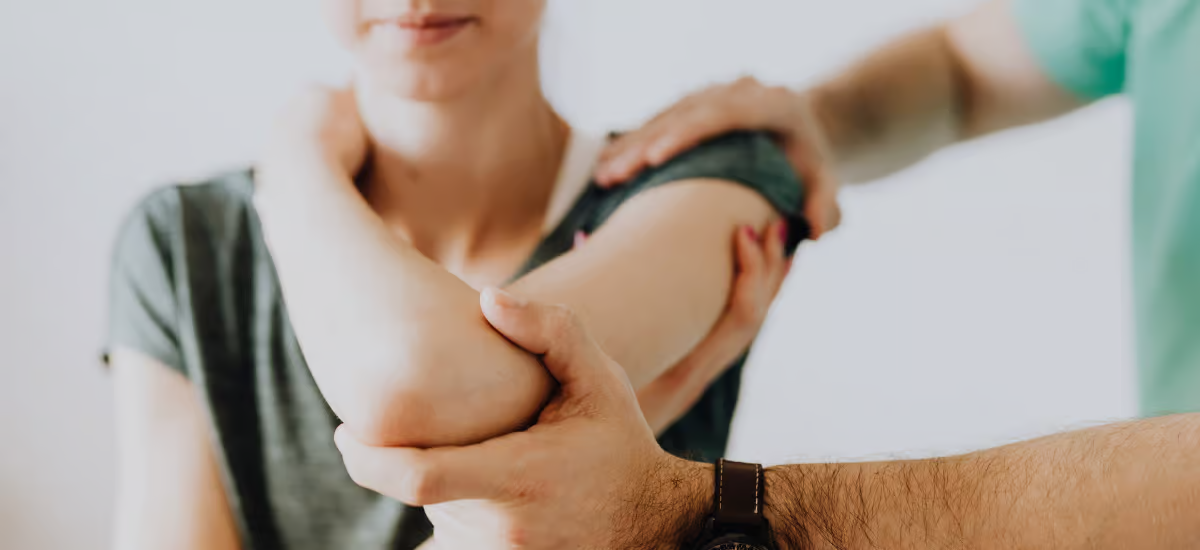 Un medico esamina le articolazioni di una donna